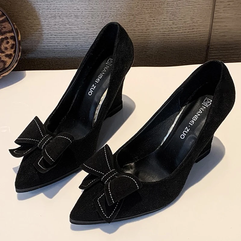 Женская обувь на танкетке с острым носком и кристаллами замшевые пикантные туфли