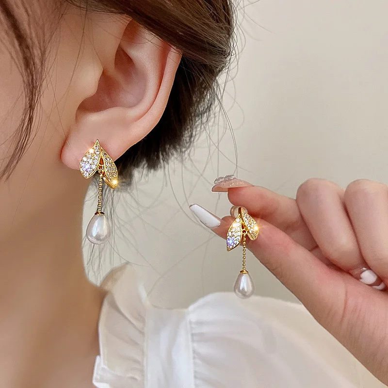 

French Leaf Pearl Pendant Earrings for Women Korean Fashion Simple Tassel Earrings High-end Temperament Luxury Jewelry Gifts