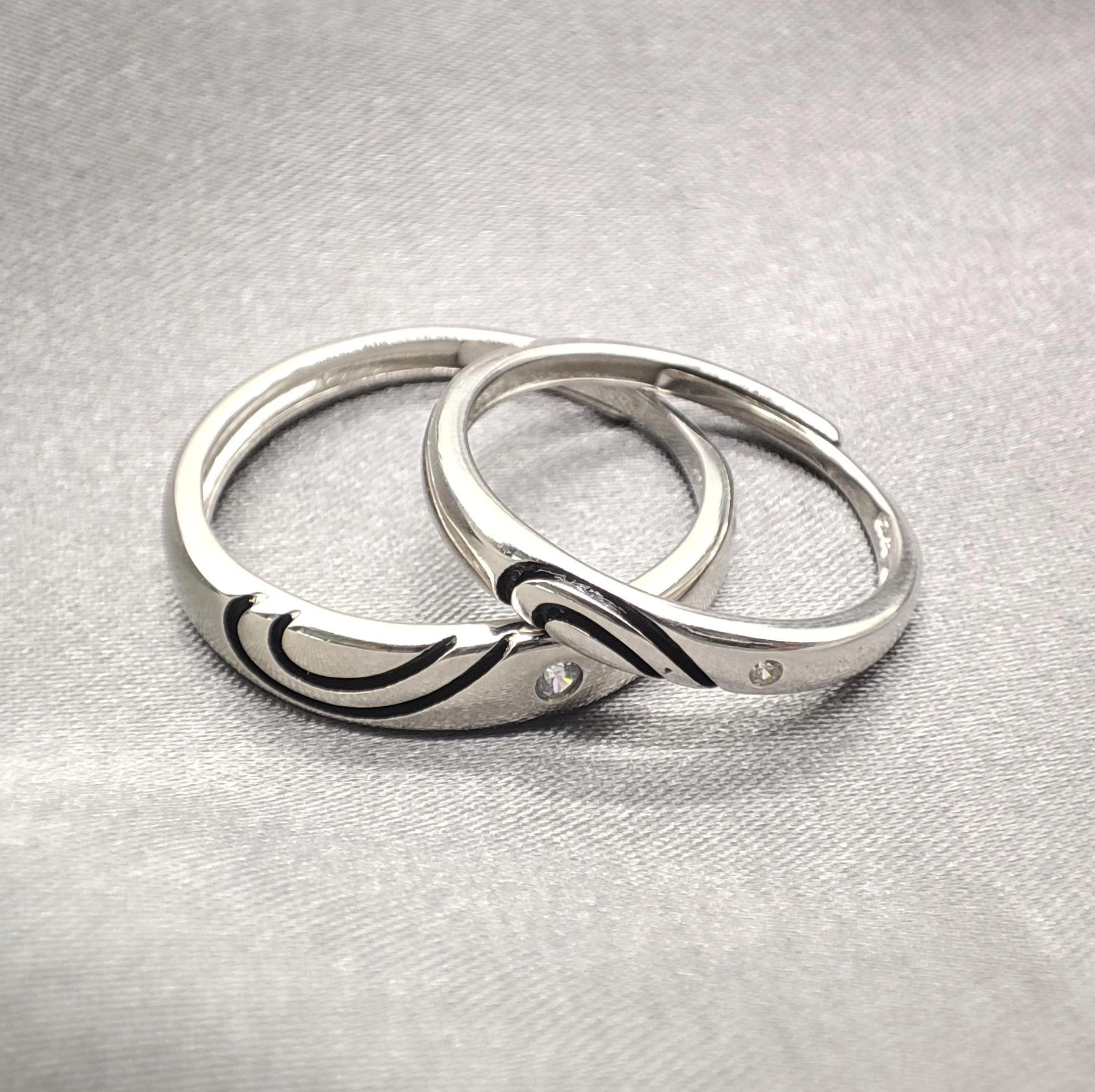 

Женское и мужское обручальное кольцо из серебра 2022 пробы с коробкой