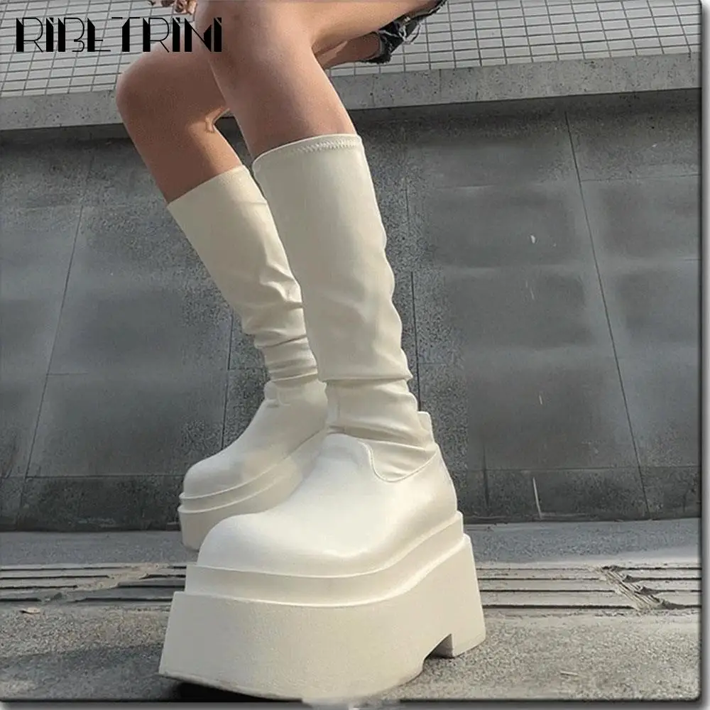 Женские ботинки до середины икры на массивном блочном каблуке