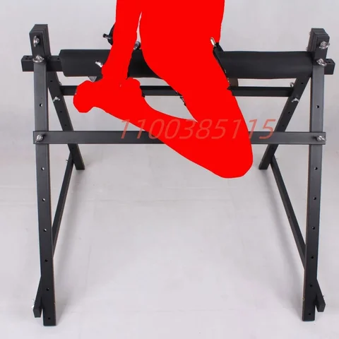 Сантехник пен трусисыз үй шаруасындағы әйел