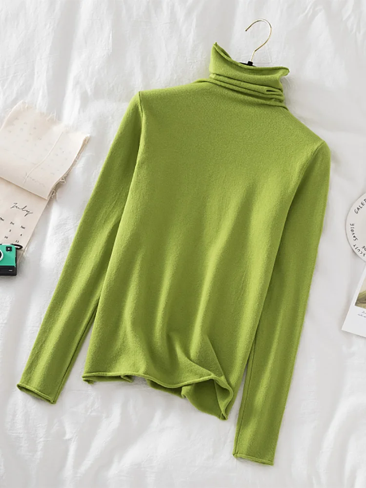 Женский трикотажный свитер с высоким воротником