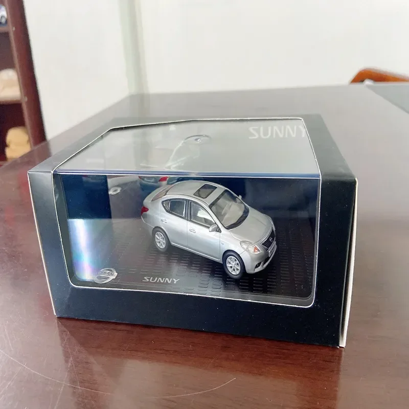 В масштабе 1/43 для Nissan Sunny литая модель автомобиля Серебряное украшение детей
