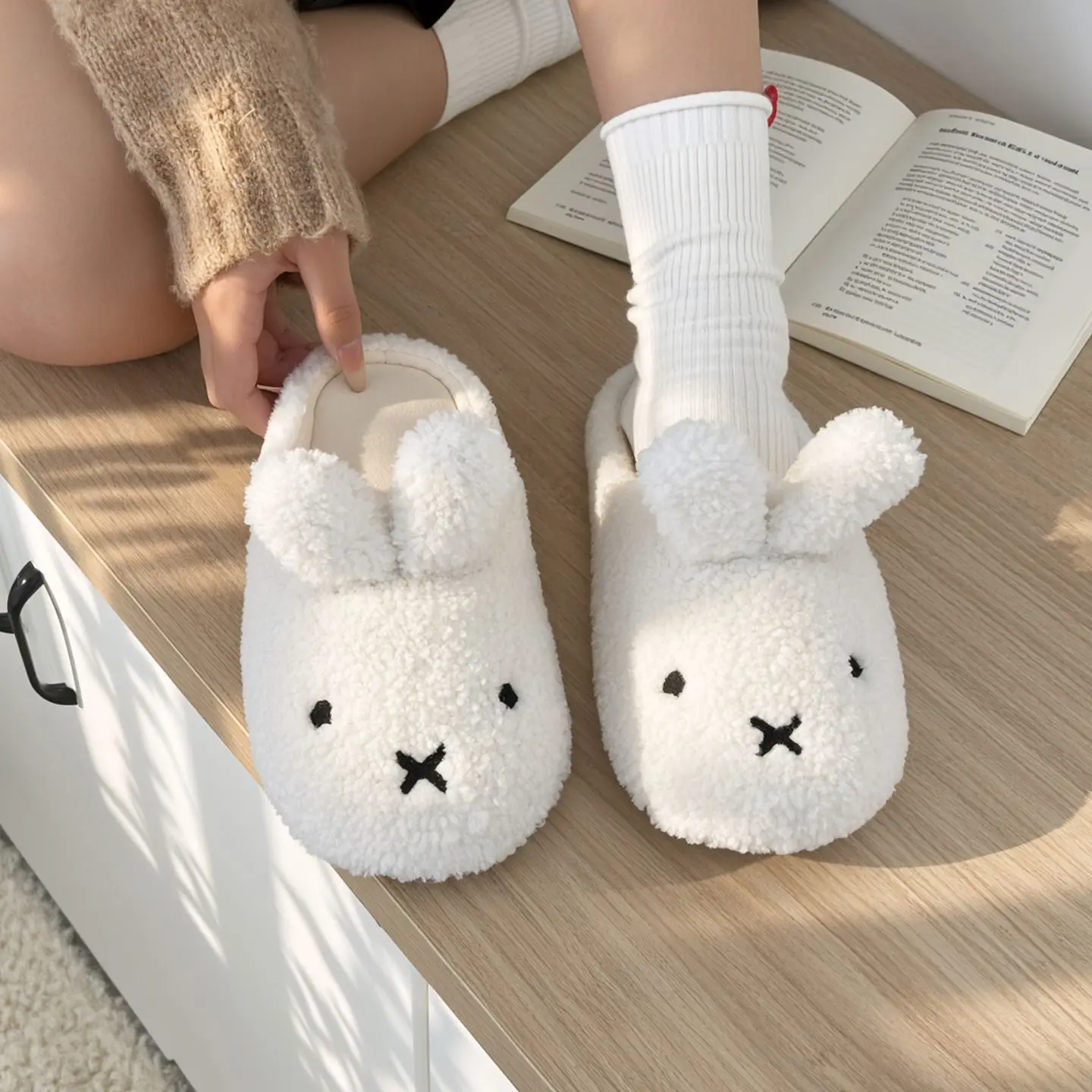Фото Милые плюшевые хлопковые тапочки Miffy для девочек-студенток, зимние, в стиле принцессы, для дома, теплые, с мягкой подошвой, закрывающие стопу №1