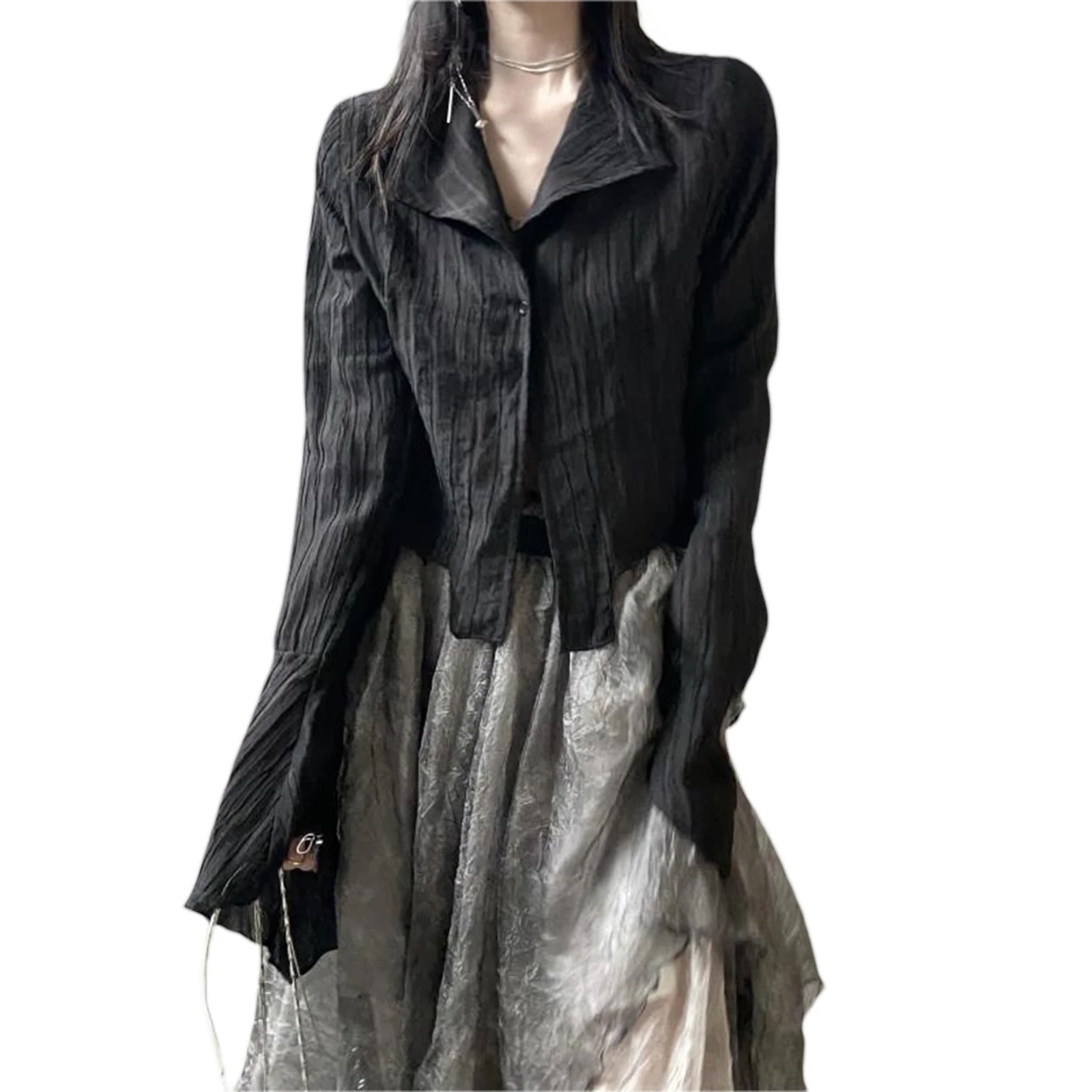 Женская модель однотонная блузка с отворотом и длинным рукавом на пуговицах