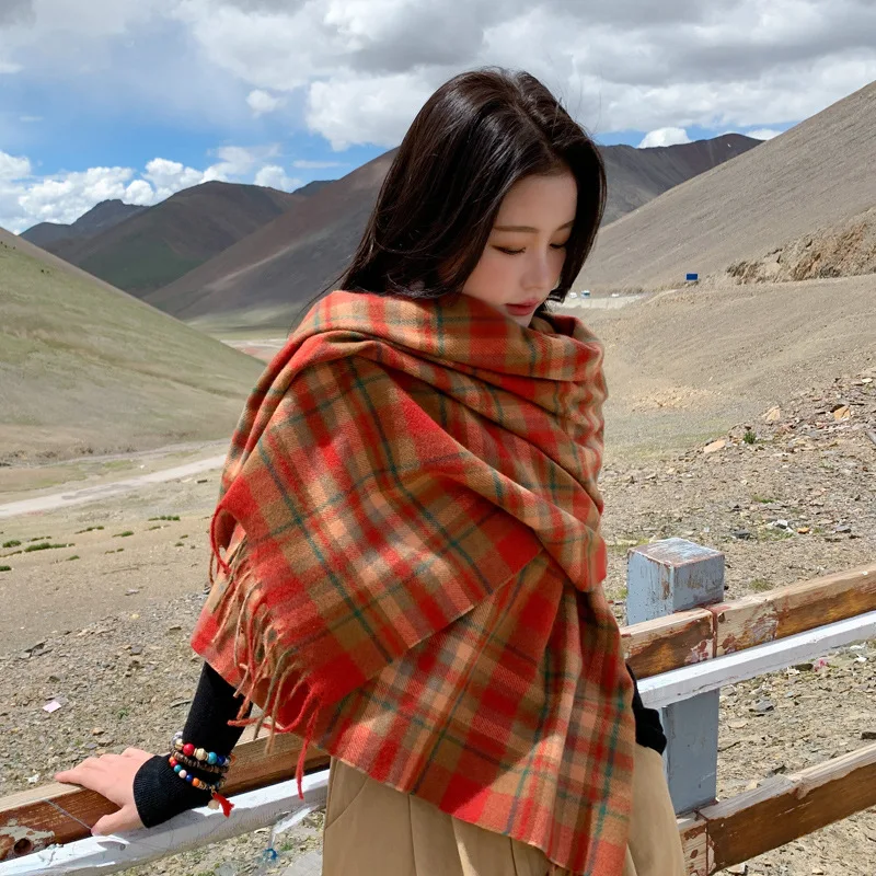 Пледовый зимний шарф из мягкой и теплой имитации кашемира с клетчатым узором в черном, бежевом и зеленом цветах. Подходит для стиля "preppy" и DIY.