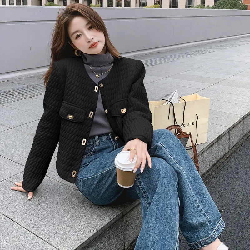 

2022 Xiaoxiangfeng down jacket lightweight and thin women's short vintage style winter top 90 white duck down jacket trend