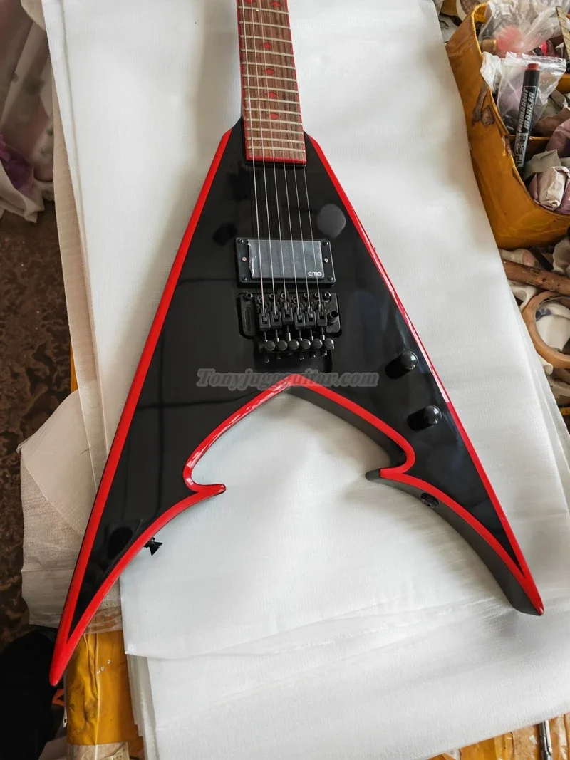 

Пользовательский магазин 6-струнная V-образная электрическая гитара, красная инкрустация и связывание, черная фурнитура,