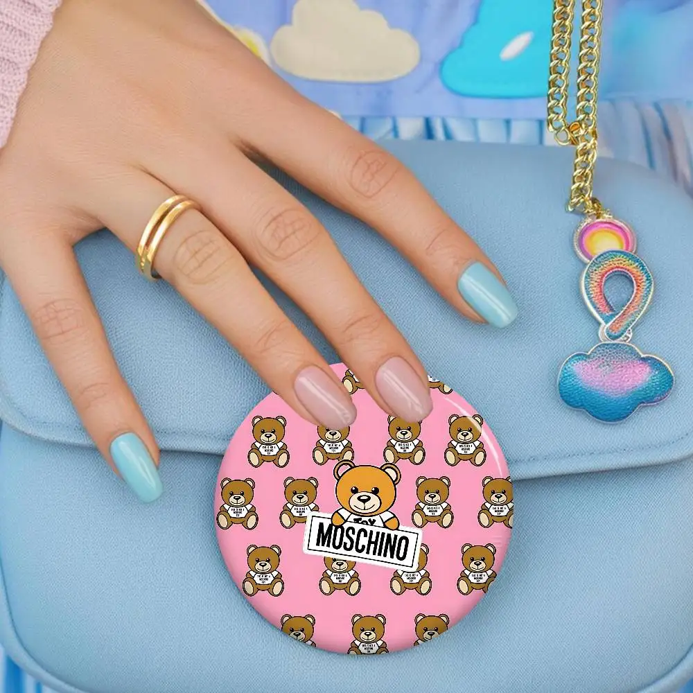 Фото Классический значок-брошь M-Moschino 58 мм с милой аниме-фигуркой, ручной работы, из жести, для рюкзака, одежды, украшения на грудь, подарки №5