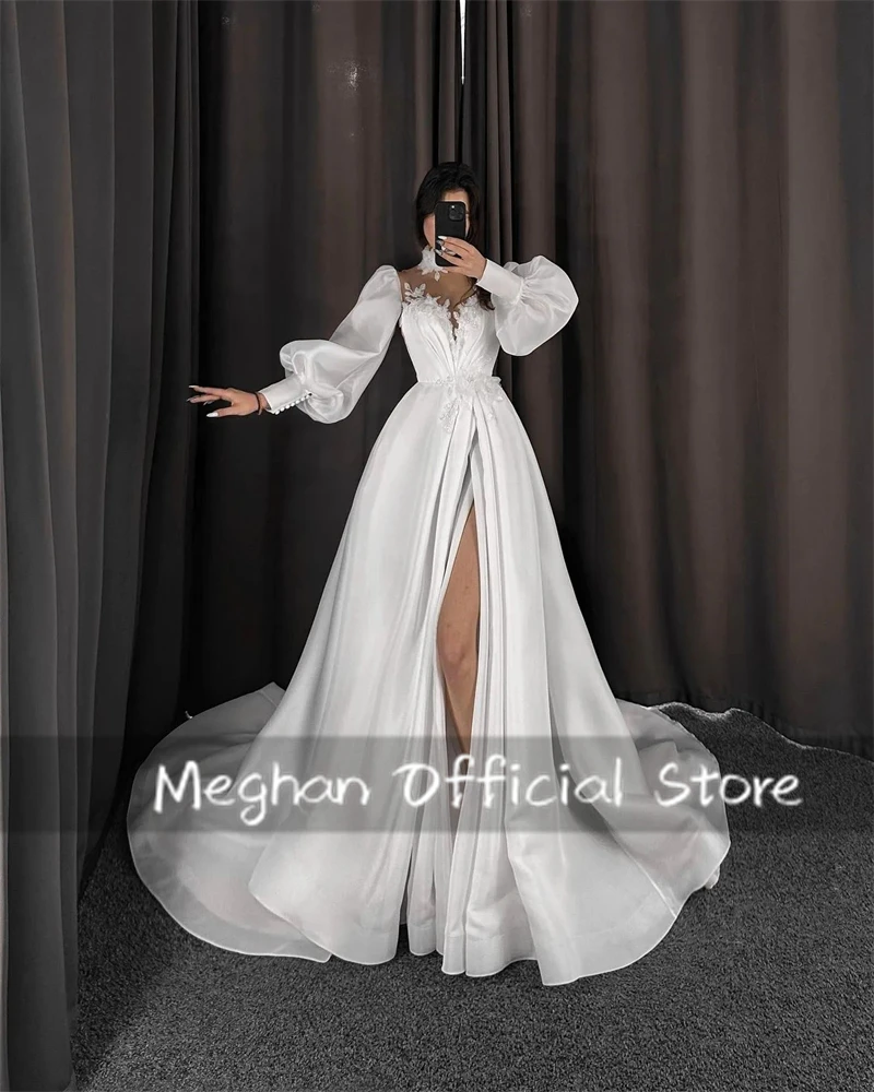 Простое белое свадебное платье с сердечком длинными рукавами и аппликацией из