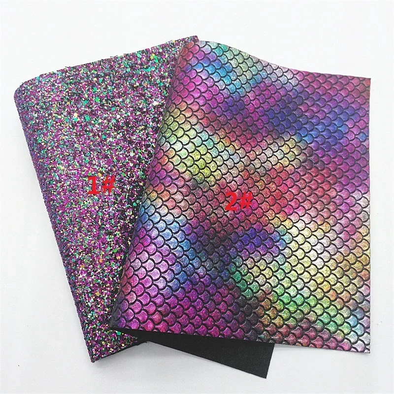 Фиолетовые блестящие кожаные листы в полоску с рыбьей чешуей тисненые из