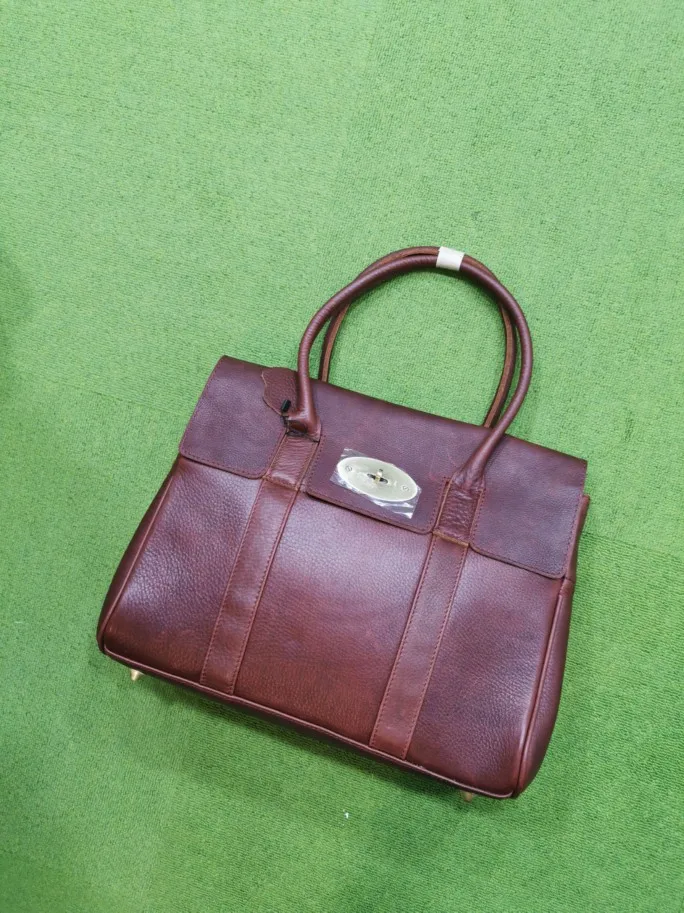 

2022 new niche leather vintage tote briefcase portable bag