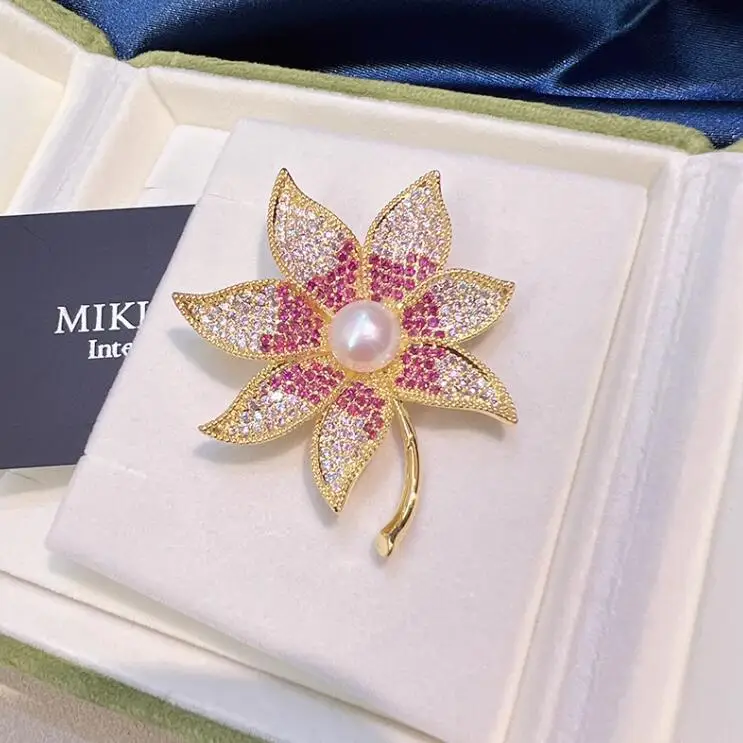 Женская брошь с жемчугом и кленовыми листьями