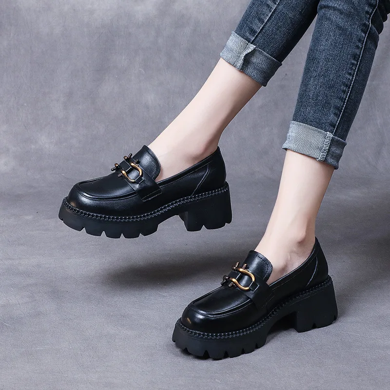 Женские туфли на танкетке из натуральной кожи с круглым носком |