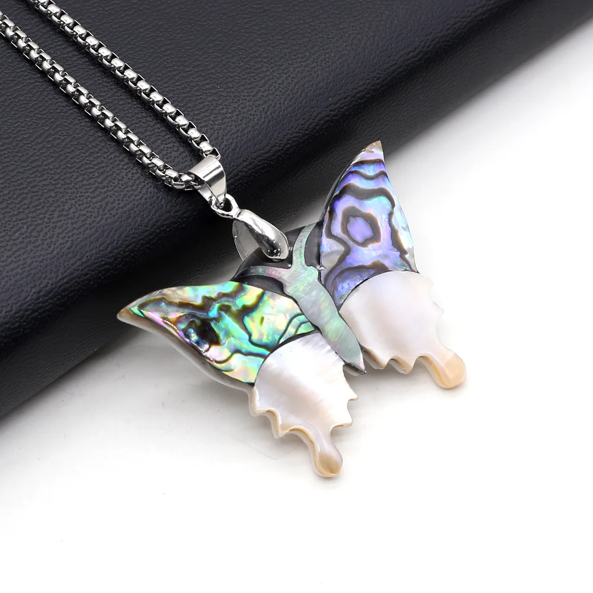 

Natural Freshwater Shell Necklace Pendant Small Butterfly Shaped Exquisite Charms for Jewelry Making Diy Accessories Gifts