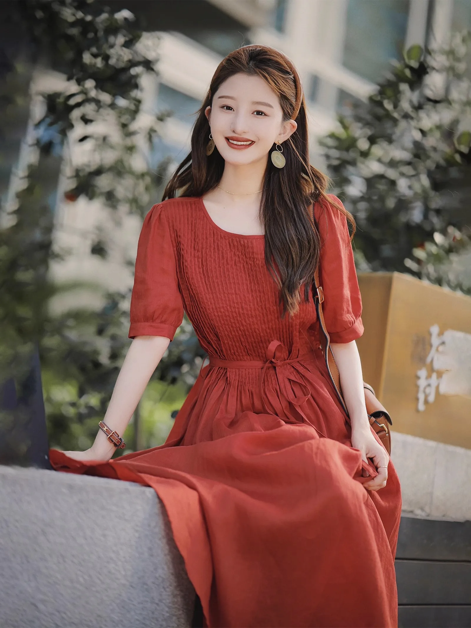 

Платье женское средней длины с коротким рукавом и круглым вырезом