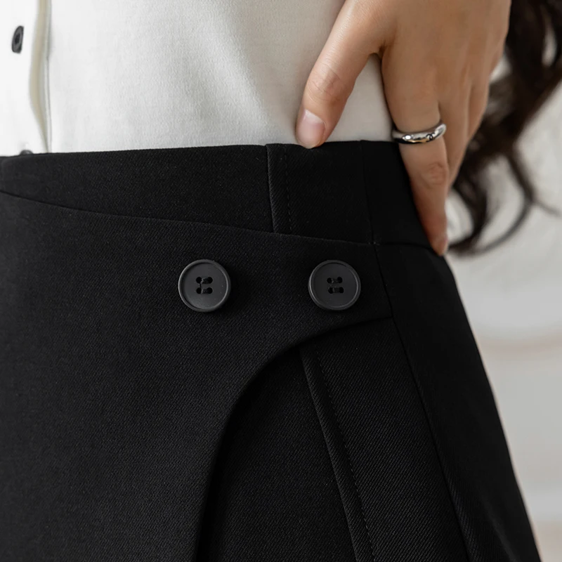 Асимметричные женские шорты с пуговицами и высокой талией