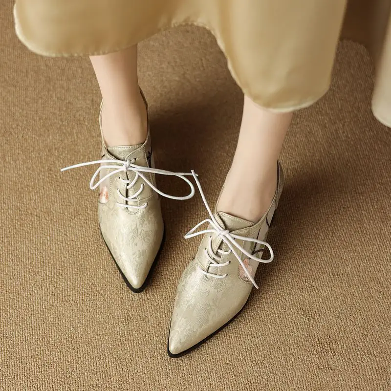 Женские туфли на квадратном каблуке 7 см с острым носком