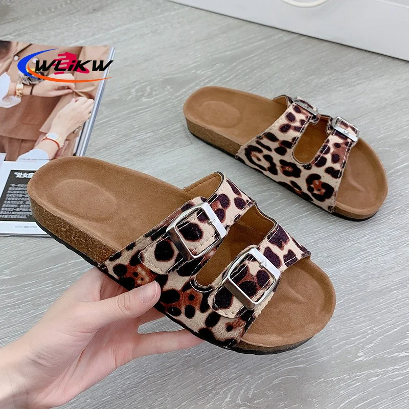 

Тапочки женские из экокожи на плоской подошве, с принтом