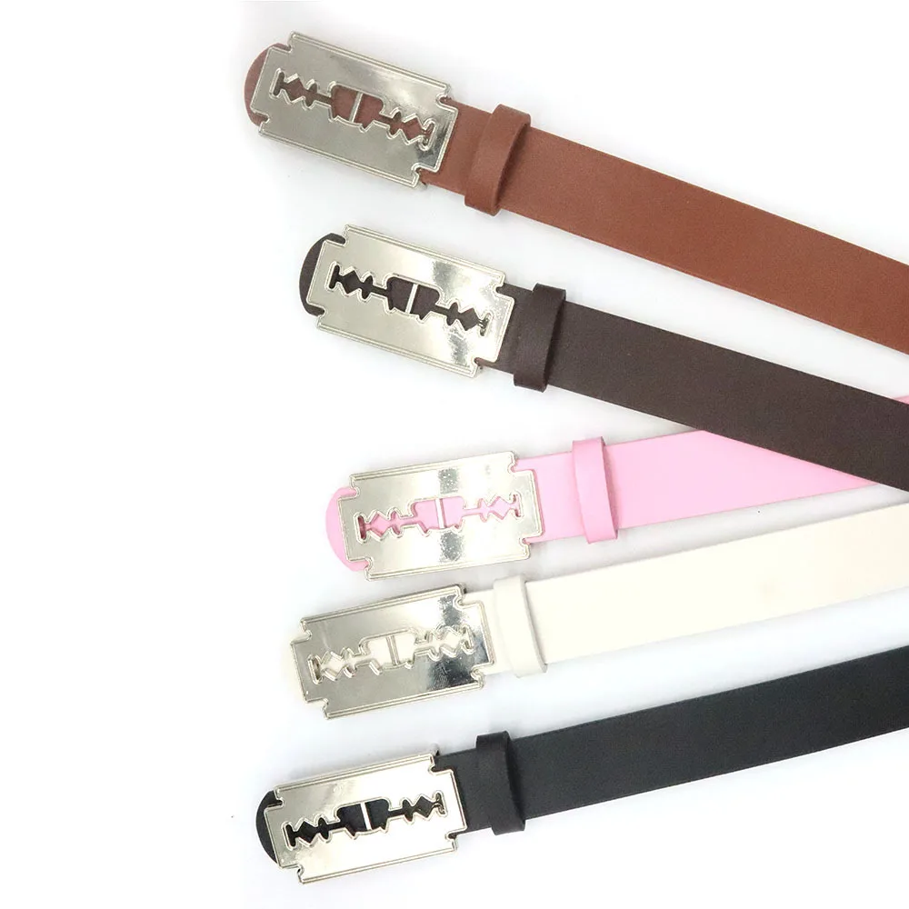 Женский кожаный ремень с металлической пряжкой в готическом стиле серебристой