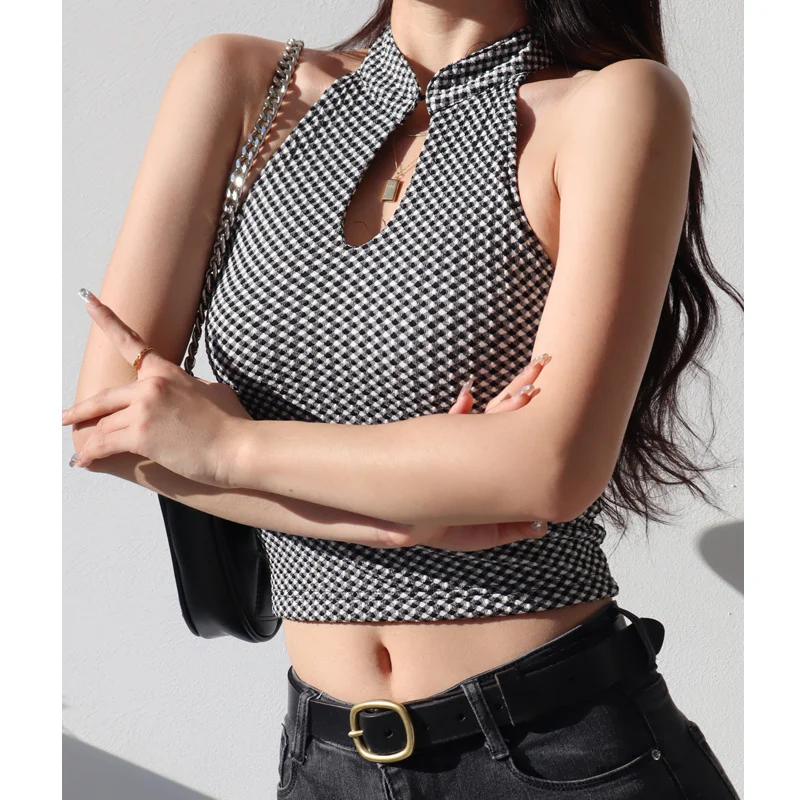 

Топ женский короткий в клетку с завышенной талией и лямкой на шее