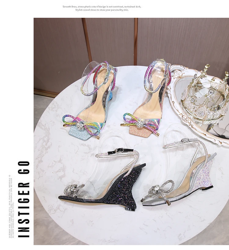 Босоножки женские на танкетке с открытым носком и ремешком пятке |