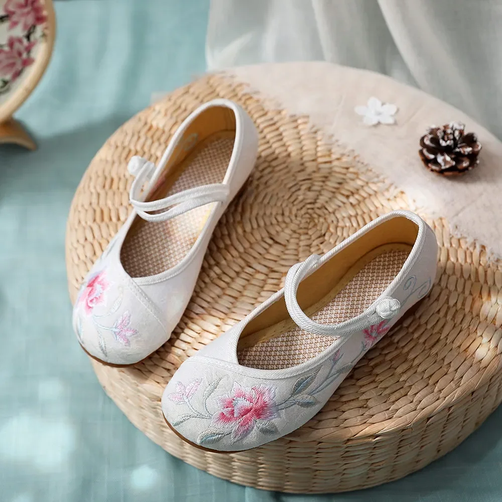 Женские холщовые балетки на плоской подошве с цветочной вышивкой