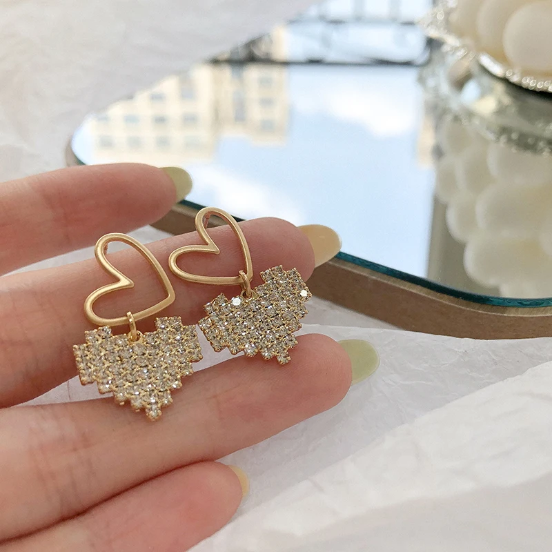 

Женские серьги-гвоздики с металлической цепочкой, в классическом стиле