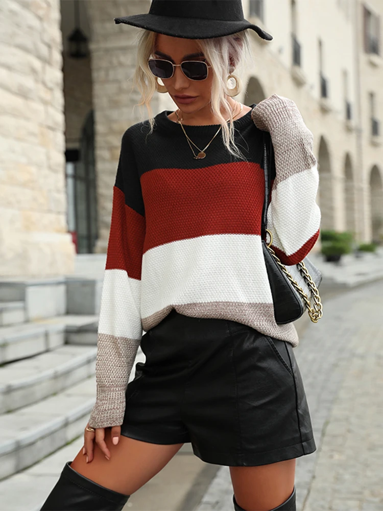 Женский свободный свитер в полоску с длинным рукавом и круглым вырезом 2023