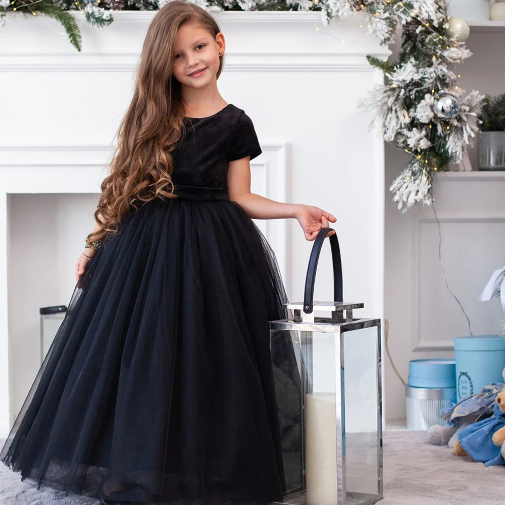 Платье-трапеция черное в пол с коротким рукавом и цветочным принтом |