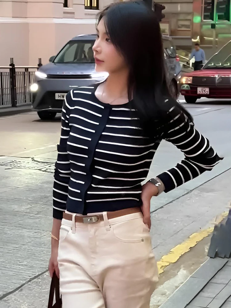 Женский вязаный топ в полоску контрастного цвета с коротким круглым вырезом и