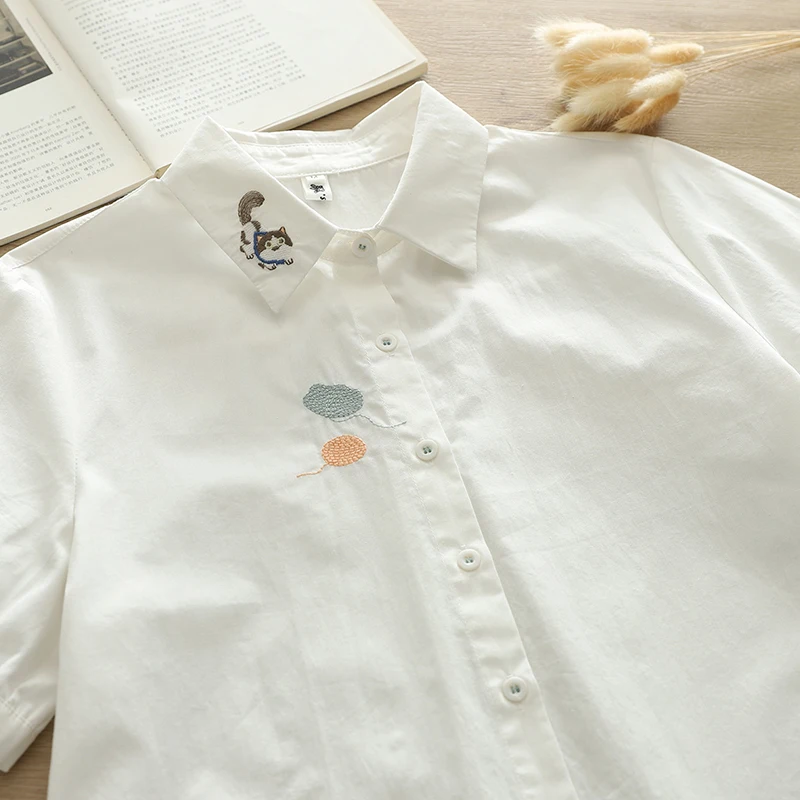 Женская однобортная рубашка с вышивкой в виде мультяшного кота белая коротким