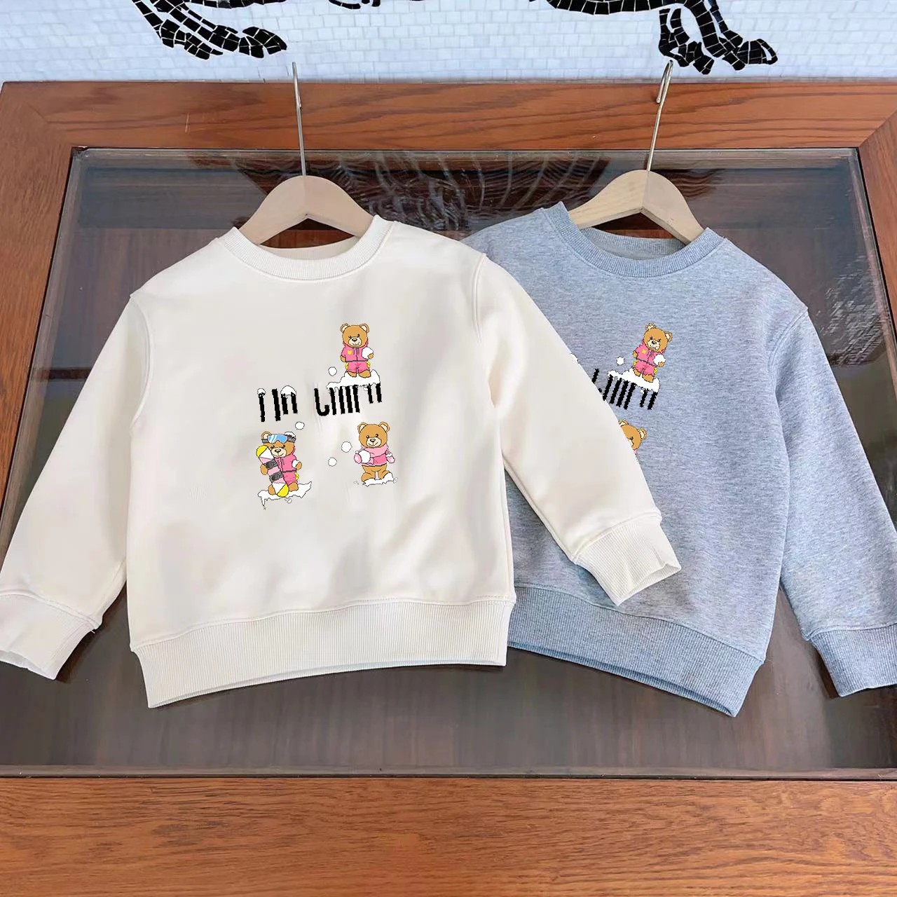 

Осенняя футболка с длинным рукавом и круглым вырезом для девочек, новинка 2023, модный универсальный пуловер с принтом маленького медведя и снеговика