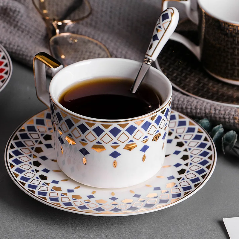 Маленькая Роскошная керамическая кофейная чашка и блюдце в европейском стиле