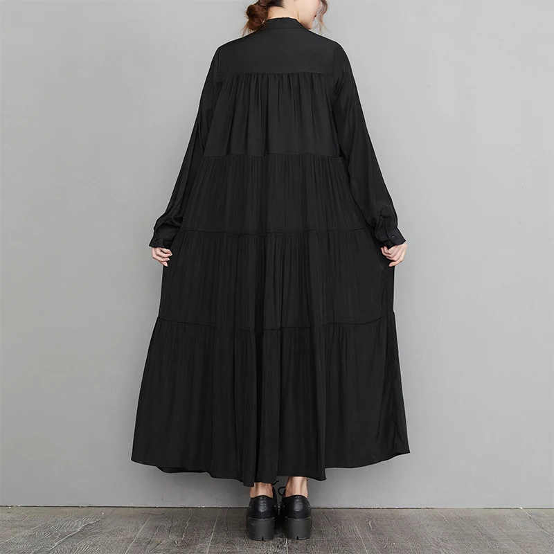 Женское платье трапециевидной формы с воротником-стойкой и пуговицами