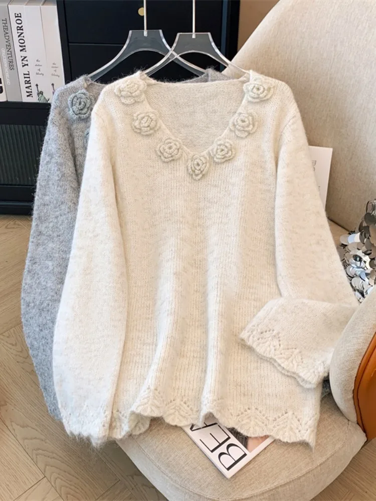 Женский свитер с v-образным вырезом и абрикосовой камелией во французском стиле