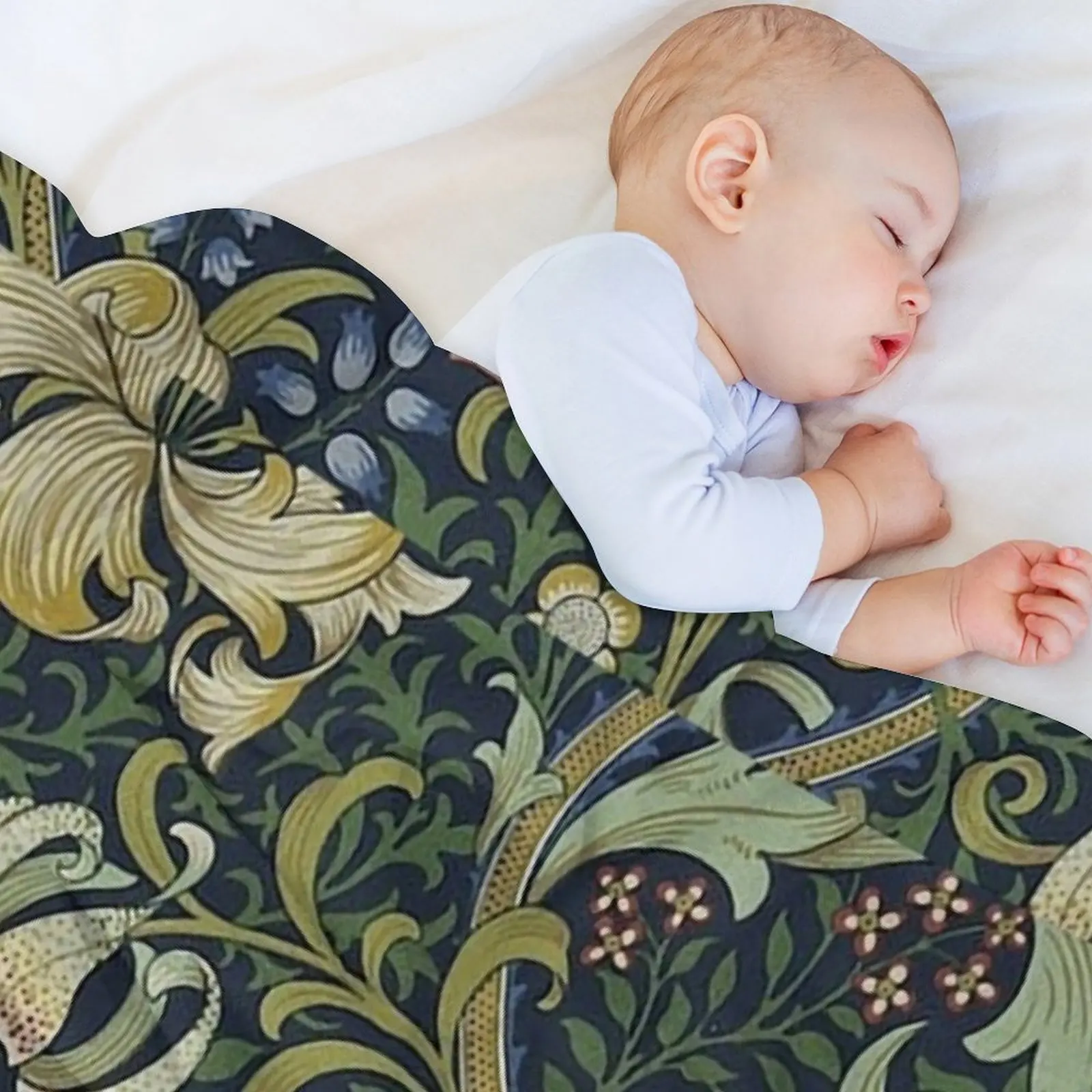 Декоративное одеяло для дивана с рисунком золотой лилии