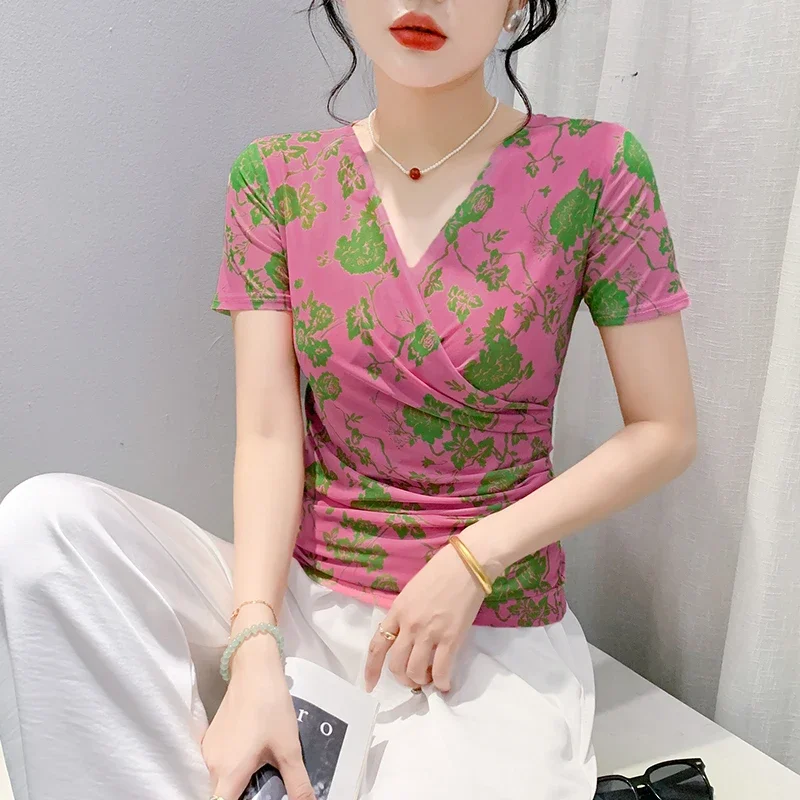 Женская футболка с коротким рукавом V-образным вырезом и принтом