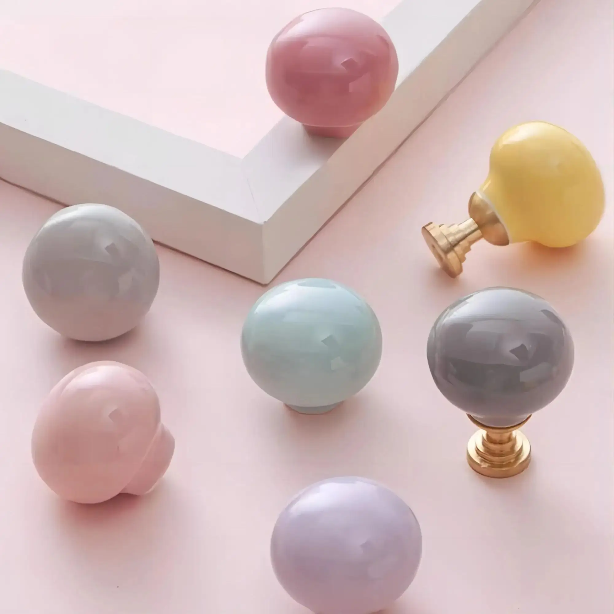 

Керамическая ручка для шкафа