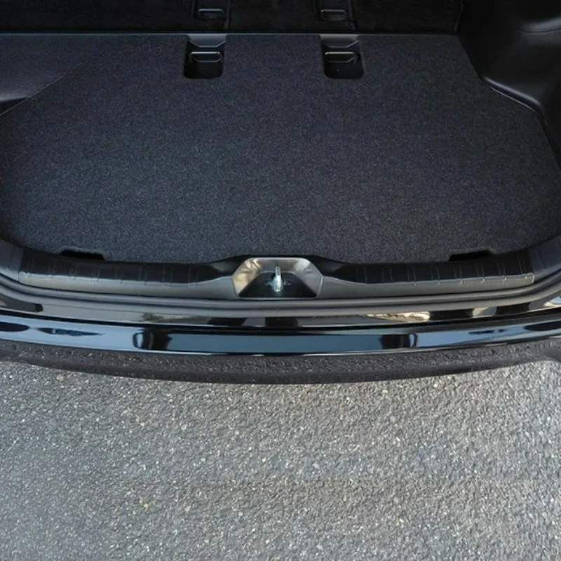 Фото Защитная накладка на задний бампер и порог багажника для Toyota Noah/Voxy 80 (2015-2022), нержавеющая сталь №3