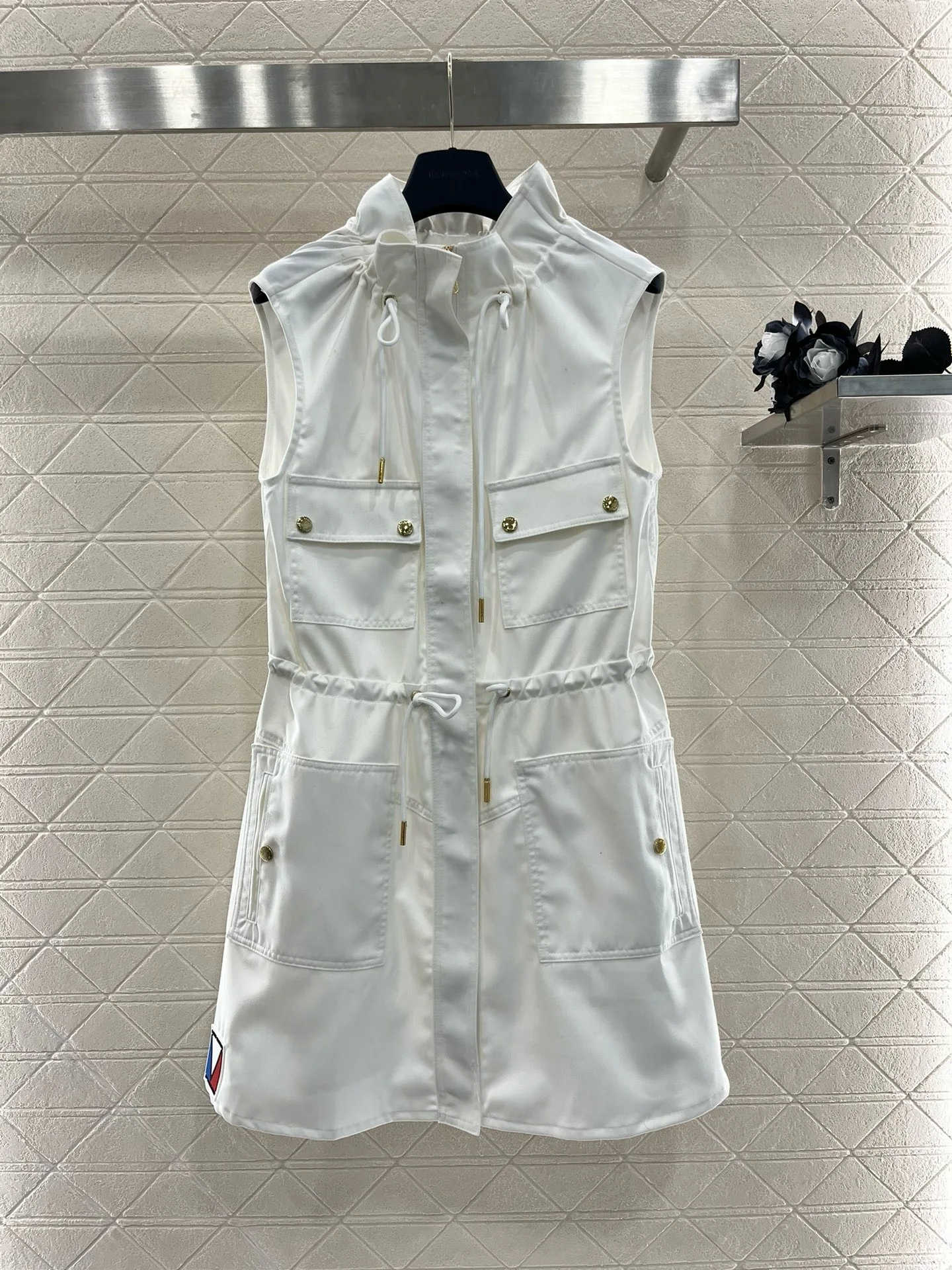 Женское однотонное мини-платье на молнии с двумя карманами