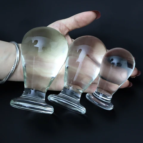 Yubkalar ostidagi oyoqlar orasidagi yalangoch fotosuratlar