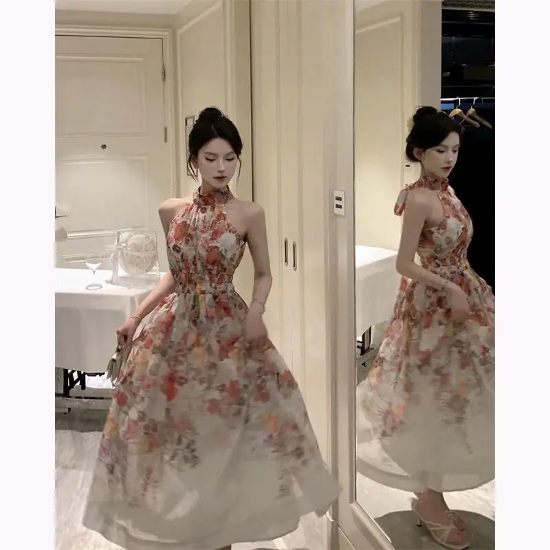 

Летнее женское платье-миди с открытыми плечами и лямкой на шее