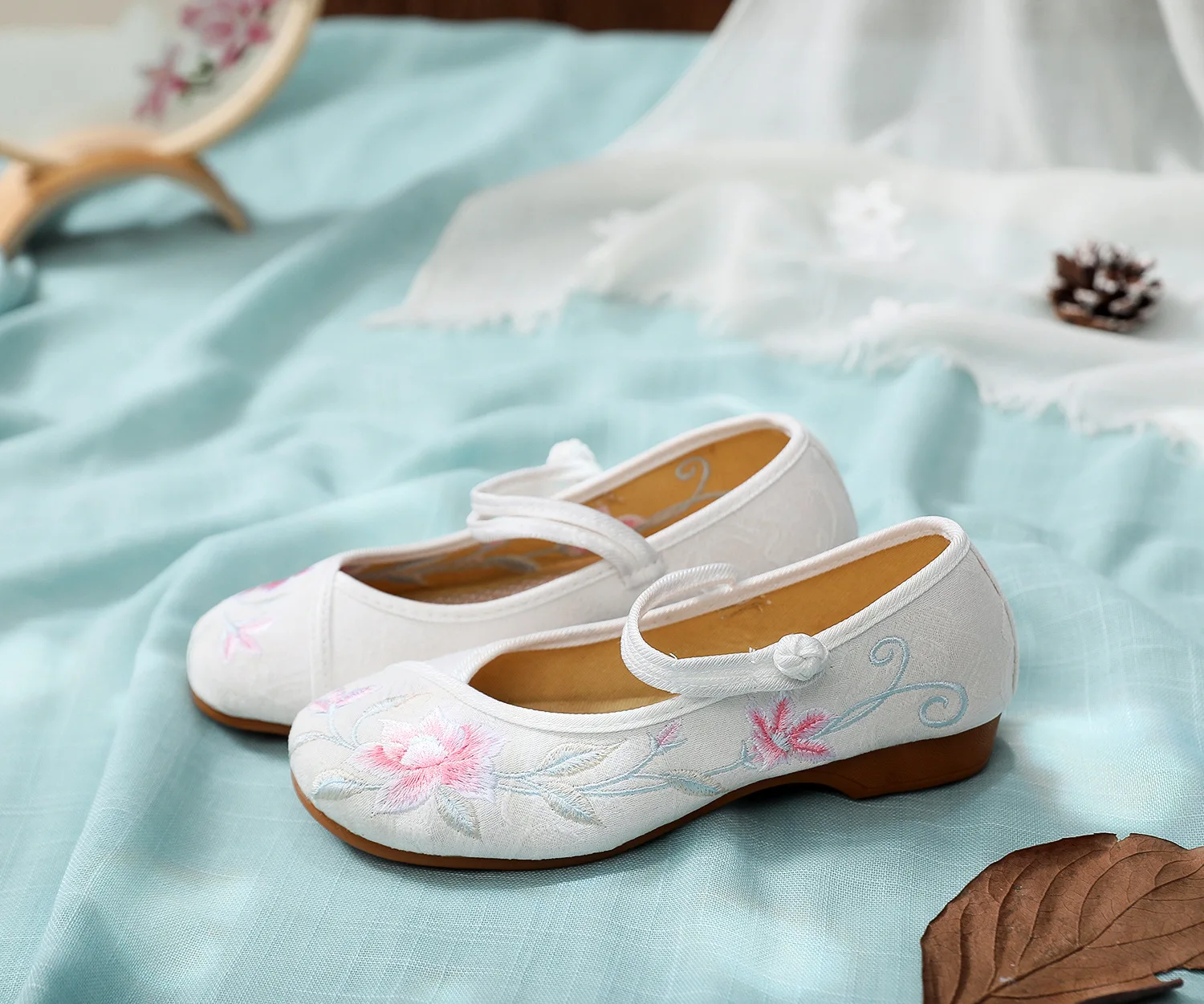 

Retro style Hanfu new old Beijing embroidered shoes flat buckle student shoes fashion casual cloth shoes women shoes