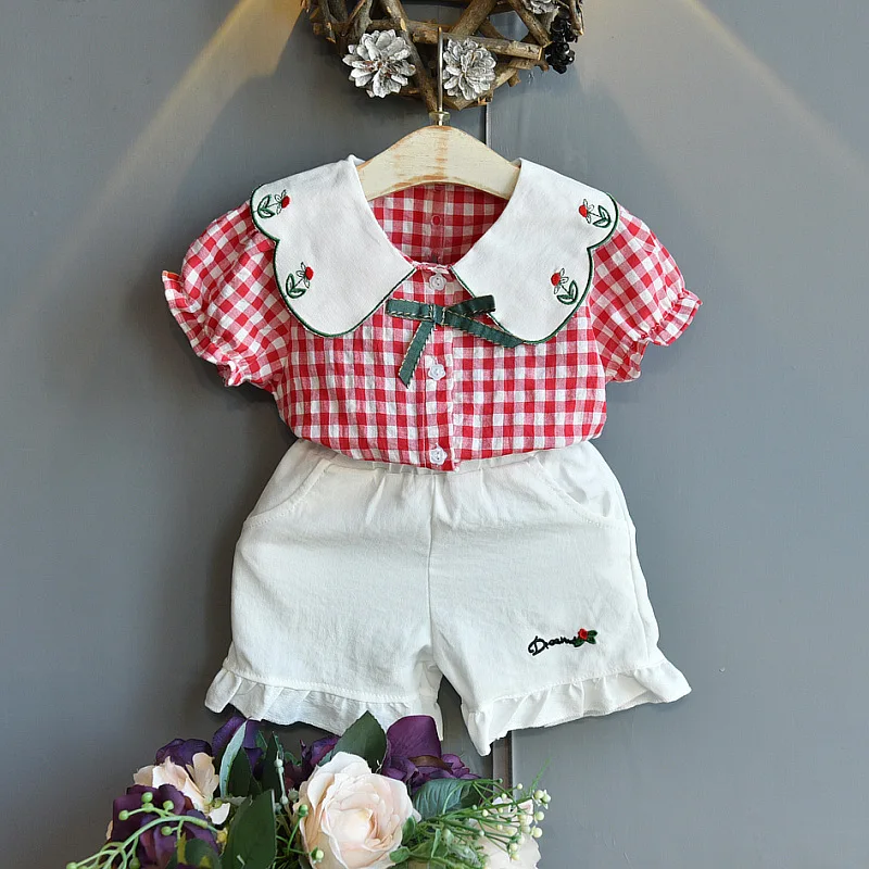 

Комплект одежды для девочек, Новинка лета 2022, модная клетчатая рубашка с коротким рукавом и ОТВОРОТОМ с вышивкой, топ и шорты, детская одежда...