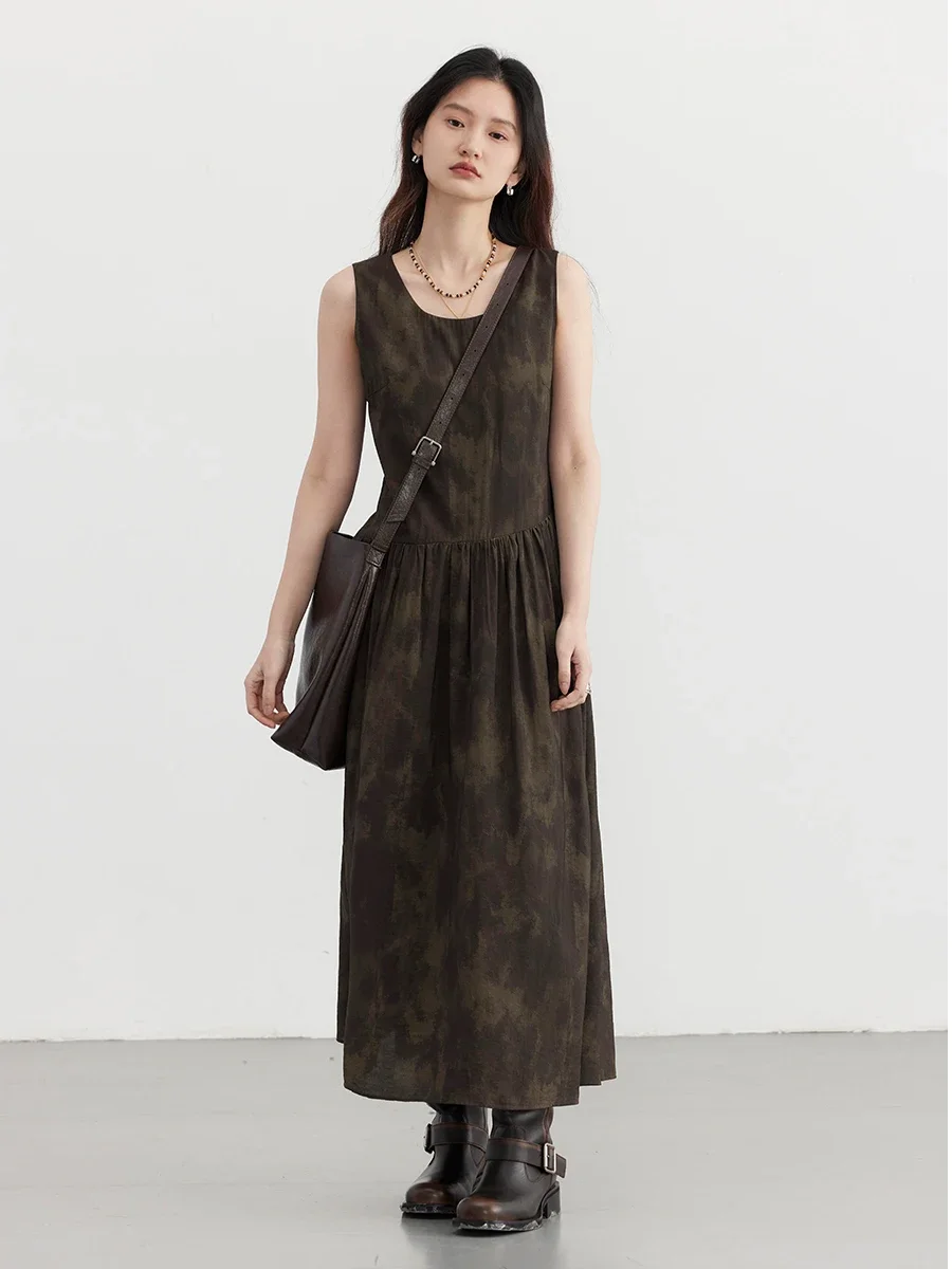 Женское платье без рукавов с круглым вырезом и принтом