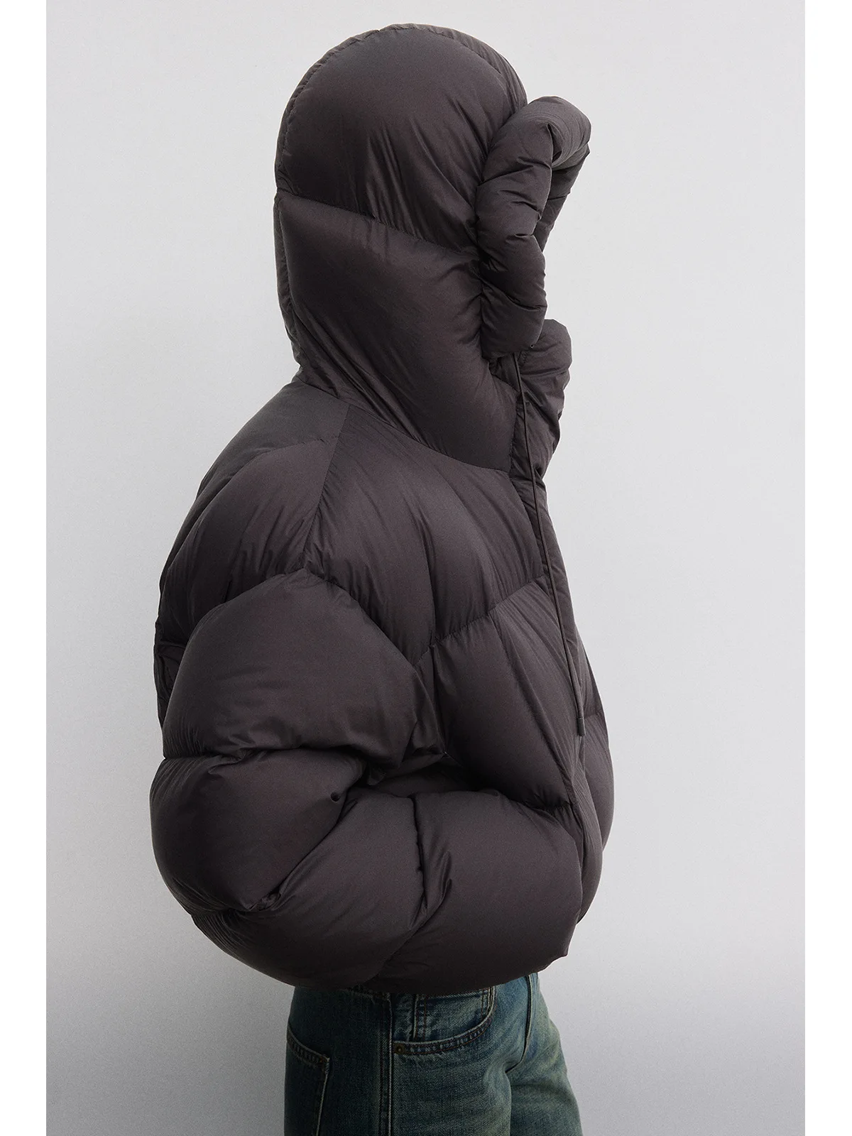 Женский зимний обновленный пуховик с легким вырезом и капюшоном теплый