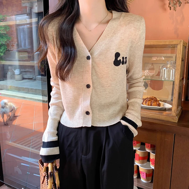 

Embroidered knitted cardigan for women in early autumn 2023 new V-neck popular and versatile long sleeved sweater jacket
