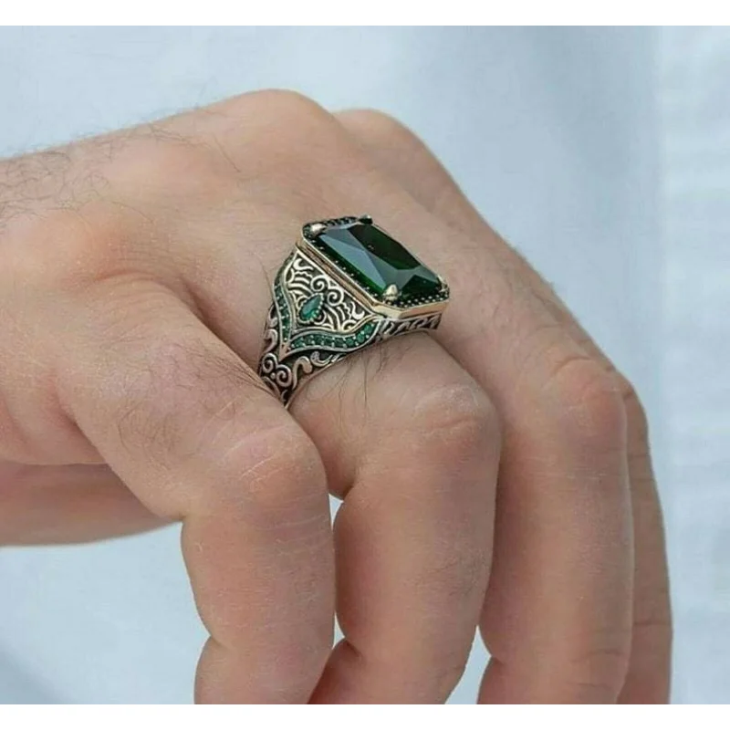 

New fashion retro style inlaid red and green zircon men's ring jewelry