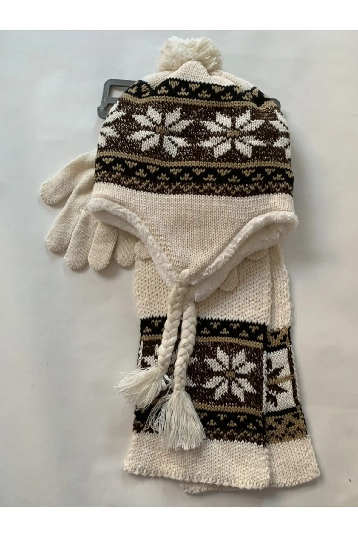 

Комплект из шарфа, шапки и перчаток